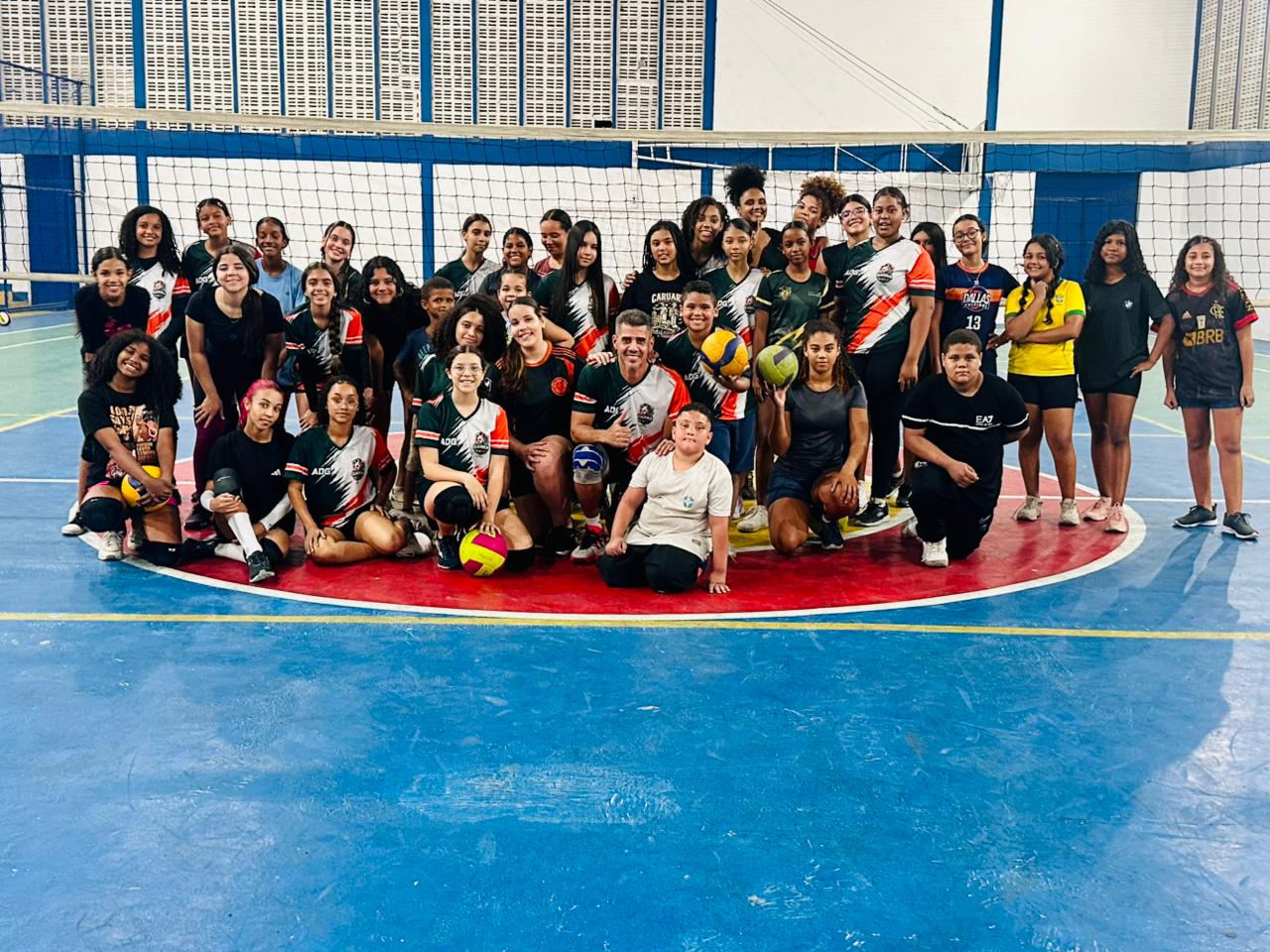 Grupo de atletas da Escolinha ADG